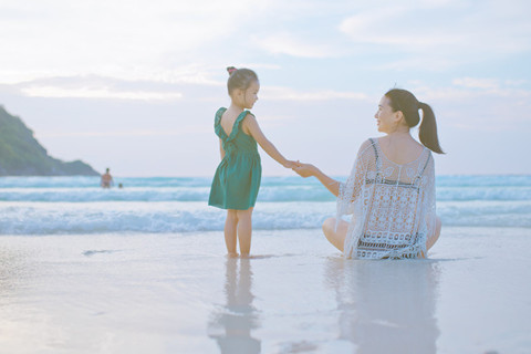 海边的妈妈和女儿